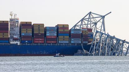 El carguero 'Dali' permanece incrustado en el puente de Baltimore, el pasado viernes.