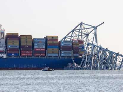 El carguero 'Dali' permanece incrustado en el puente de Baltimore, el pasado viernes.