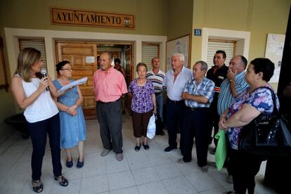 La alcaldesa de Molinicos, Lola Serrano, organiza este miércoles a los vecinos desalojados por el incendio de Yeste para volver a sus casas unas horas a dar de comer a los animales.