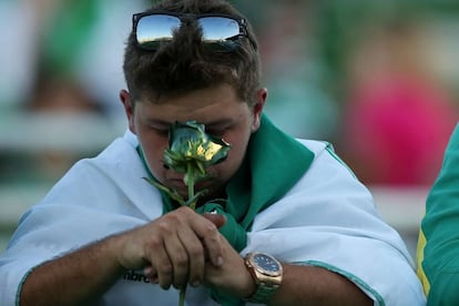 Un aficionado del Chapecoense rinde homenaje a su equipo en el estadio Arena Conda en Chapecó (Brasil).