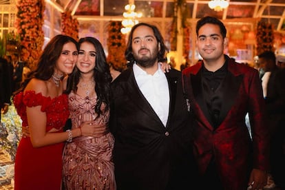 De izquierda a derecha: Shloka Mehta Ambani (mujer de Akash Ambani), Radhika Merchant, Akash Ambani y Anant Ambani, el 2 de marzo de 2024.