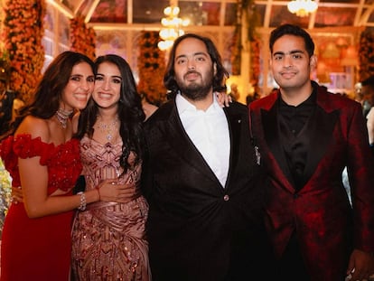 De izquierda a derecha: Shloka Mehta Ambani (mujer de Akash Ambani), Radhika Merchant, Akash Ambani y Anant Ambani, el 2 de marzo de 2024.