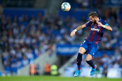 Morales, del Levante, cabecea un balón en el aire. 