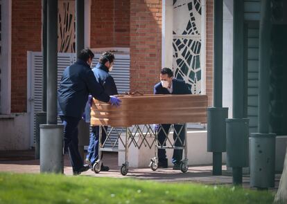 A coffin is taken to the La Almudena cemetery in Madrid.