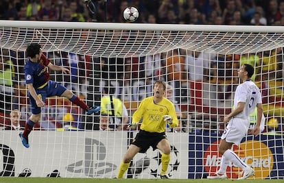 Messi remata de cap per superar Van der Saar, davant la mirada de Rio Ferdinand, durant la final de la Champions del 2009 a l'Olímpic de Roma. El Barça va superar clarament el Manchester United.