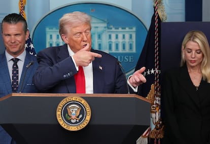 Trump junto a Pete Hegseth y Pam Bondi, este lunes.