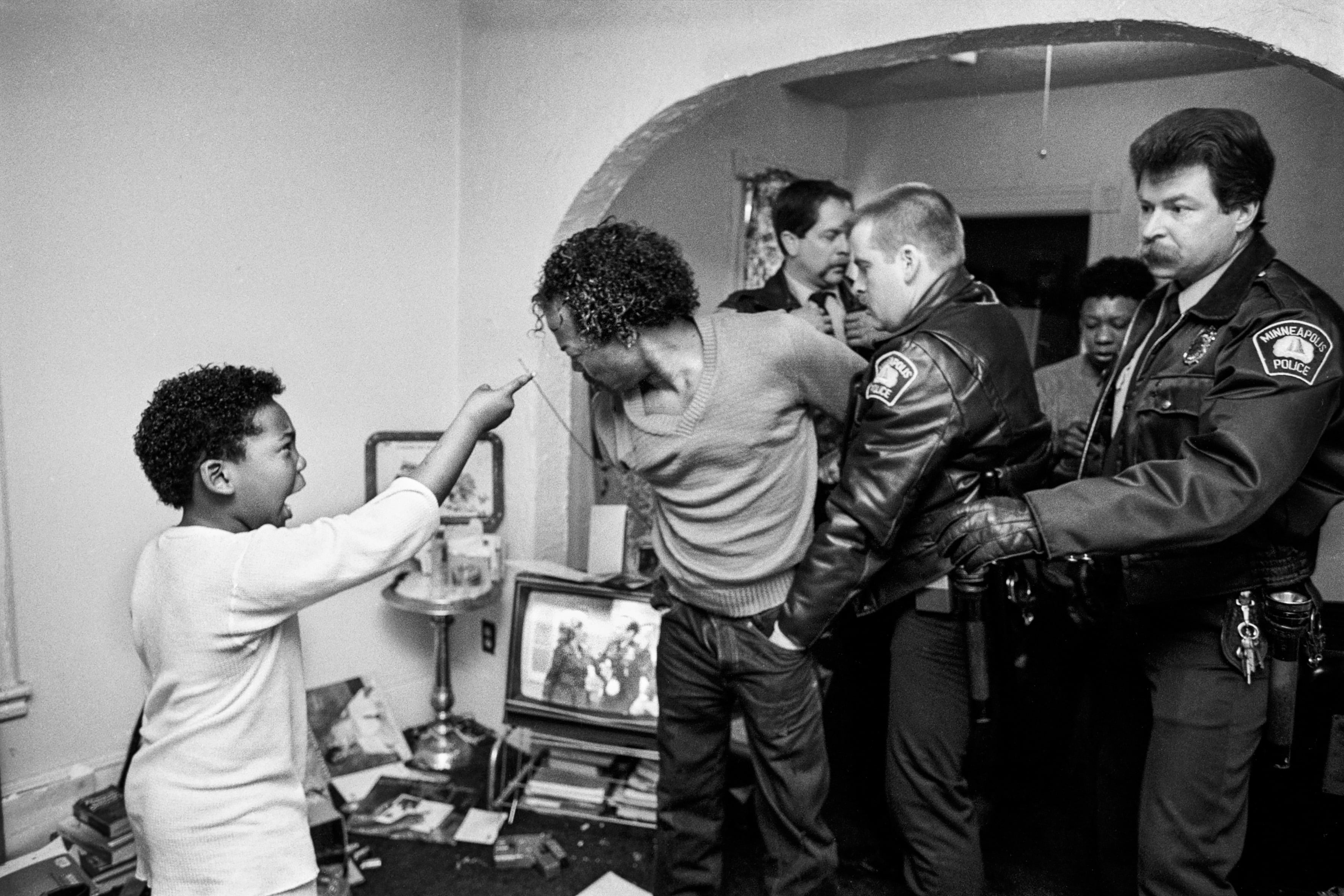Fotografía de Donna Ferrato en el momento de la detención de un hombre. Su hijo le dijo: 