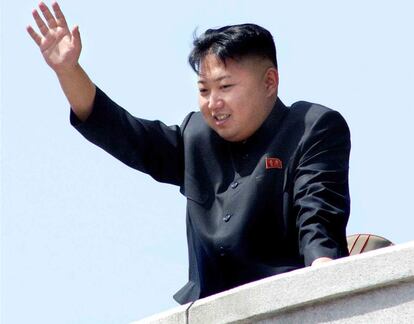 Kim Jong-Un saluda en un momento del desfile militar.