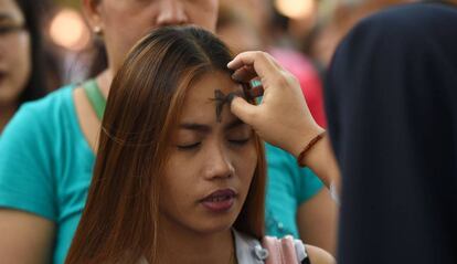 Una mujer recibe la ceniza en una ceremonia religiosa en Filipinas, este miércoles