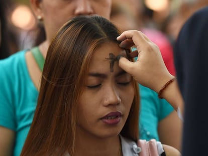 Una mujer recibe la ceniza en una ceremonia religiosa en Filipinas, este miércoles