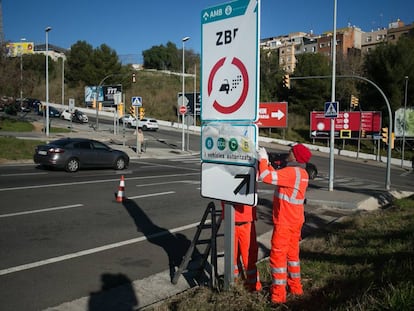 Instal·lació de senyals indicadors de la zona de baixes emissions a la sortida de la Ronda de Dalt, a l'Hospitalet de Llobregat.
