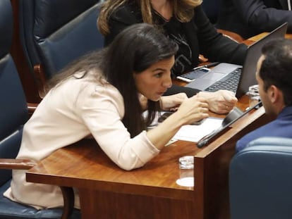 Rocío Monasterio e Ignacio Aguado, en la Asamblea de Madrid. 