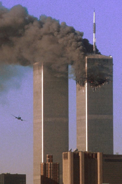 El segundo avión impacta en la Torre Sur del World Trade Center, el 11 de septiembre, a las 9.03 (15.03, en la España peninsular) y atraviesa desde la planta 77ª a la 85ª. Han pasado solo 17 minutos desde el primer impacto contra el Torre Norte.