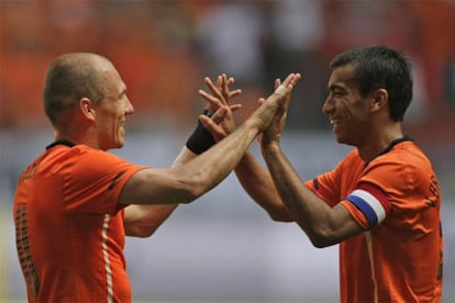 Robben y Van Bronckhorst se felicitan durante el amistoso contra Hungría.