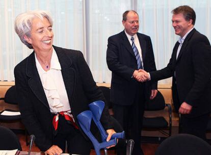 La ministra francesa de Finanzas, Christine Lagarde, Peer Steinbrück (centro) y su homólogo holandés, Wouter Bos, ayer en Bruselas al inicio de la reunión del Eurogrupo.