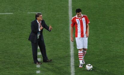 El entrenador argentino junto a Óscar Cardozo, en la Copa del Mundo en 2010.