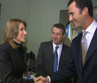 La entonces presentadora de RTVE Letizia Ortiz Rocasolano saluda al príncipe Felipe durante la cobertura de los Premios Príncipe de Asturias el 24 de octubre de 2003, días antes de que la Casa Real anunciara su compromiso, el 1 de noviembre de 2003.