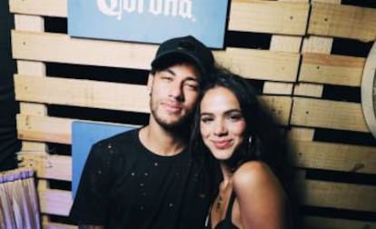 O jogador Neymar e a atriz Bruna Marquezine em Fernando de Noronha. Se a ideia é esquecer o ex, a recomendação é se manter ocupado e cortar contato e deixar de sonhar com reencontros como o do casal.