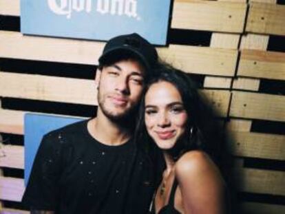 O jogador Neymar e a atriz Bruna Marquezine em Fernando de Noronha. Se a ideia é esquecer o ex, a recomendação é se manter ocupado e cortar contato e deixar de sonhar com reencontros como o do casal.