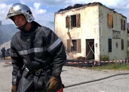 Un bombero se aleja del lugar del siniestro.