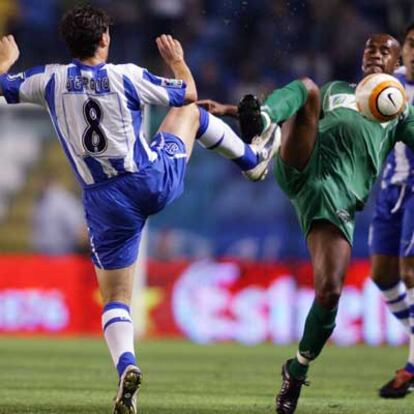 Sergio y Marcos Assunçao disputan la pelota.