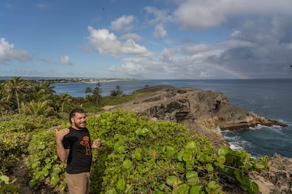 Lauce Colón en la zona donde se encuentra la 'Cueva del Indio' en Arecibo, Puerto Rico