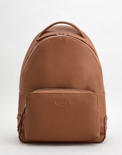 Llega la primavera y toca renovar el vestuario y los complementos. La mochila de la firma italiana Tod’s está pensada para llevar el ordenador encima, ya que en la parte posterior lleva un bolsillo interior acolchado para llevar este tipo de dispositivos electrónicos. Confeccionada en refinada piel martillada, lleva un cierre con cremallera, bolsillo frontal con el logotipo de la marca impreso, base con gommino icónicos y tiras regulables en tejido técnico. Precio: 1.500 euros. www.tods.com.