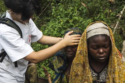 En el camino hacia Nyalugusha, la doctora Inés González toma la temperatura a una familia con síntomas de malaria.