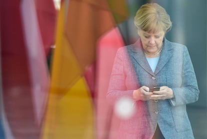 Angela Merkel mira su tel&eacute;fono el pasado 29 de abril en Berl&iacute;n. 
