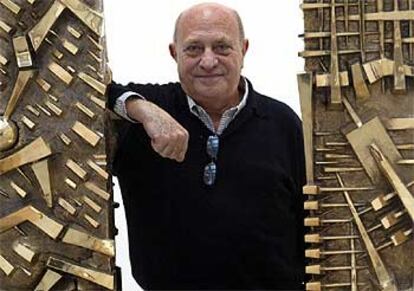 Arnaldo Pomodoro, ayer en su exposición, entre dos estelas de bronce.