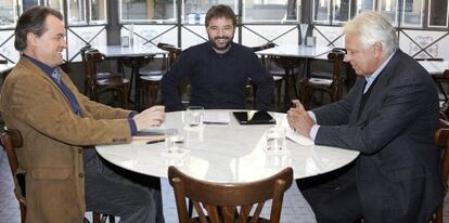 Artur Mas y Felipe Gonz&aacute;lez, con el periodista Jordi &Eacute;vole, en un momento del programa Salvados de La Sexta.