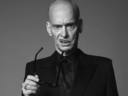 John Waters en una de las imágenes de su campaña para Saint Laurent.