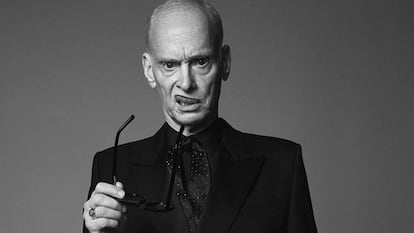 John Waters en una de las imágenes de su campaña para Saint Laurent.