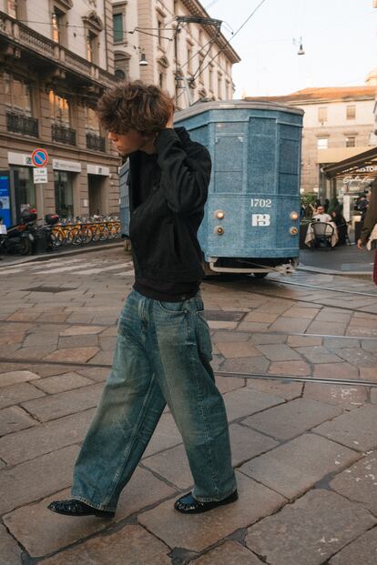 El modelo @mattiacividino con jeans baggy y chaqueta trucker de antelina de Pull&Bear.