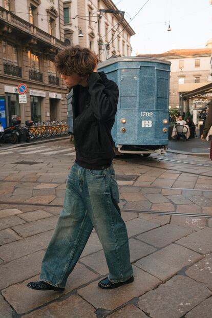 El modelo @mattiacividino con jeans baggy y chaqueta trucker de antelina de Pull&Bear.  