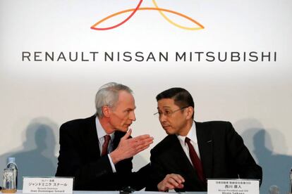 A la izquierda, el presidente de Renault, Jean-Dominique Senard; y a la derecha, el consejero delegado de Nissan, Hiroto Saikawa.