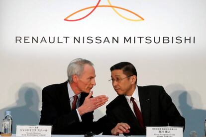 A la izquierda, el presidente de Renault, Jean-Dominique Senard; y a la derecha, el consejero delegado de Nissan, Hiroto Saikawa. 