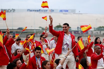Un grupo de atletas del equipo olímpico español se preparan momentos antes de la inauguración de los Juegos Olímpicos de París, este viernes.