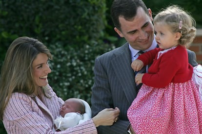 El 29 de abril de 2007 nacía Sofía de Borbón Ortiz, la segunda hija de los entonces príncipes Felipe y Letizia, en la clínica Rúber Internacional de Madrid. Seis días después, la familia al completo —incluida la princesa Leonor— abandonó el centro hospitalario ante la atenta mirada de 400 periodistas, tal y como recogen las crónicas de entonces. Pese al alboroto, la pequeña Sofía continuó dormida. "Nos hacía mucha ilusión que la niña se llamara como la reina y creo que a ella también le ha gustado; además es un nombre muy bonito", afirmó Letizia..