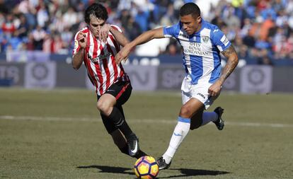 Machís controla el balón ante Lekue.