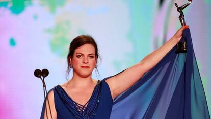 A atriz chilena Daniela Vega recebe o prêmio de melhor atriz.