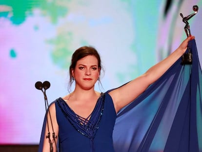 La actriz chilena Daniela Vega, con el premio a la Mejor Interpretación Femenina.