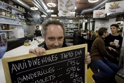 Barcelona, 08.02.2008. El cocinero Ferran Adrià en un bar de tapas de Barcelona.