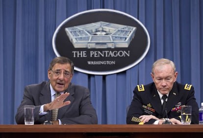 Imagen de archivo del secretario de Defensa, Leon Panetta y Martin Dempsey en el Pent&aacute;gono.