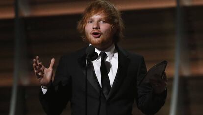 Ed Sheeran, recibe el Grammy como a la Mejor Interpretaci&oacute;n Vocal Pop Solista, por el tema &#039;Thinking Out Loud&#039;.