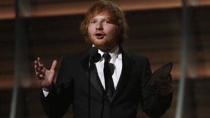 Ed Sheeran, recibe el Grammy como a la Mejor Interpretación Vocal Pop Solista, por el tema 'Thinking Out Loud'.