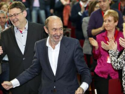 El secretario general del PSOE, Alfredo P&eacute;rez Rubalcaba, delante, con el candidato a la presidencia de la Generalitat, Ximo Puig. 