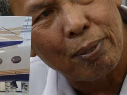 Homem mostra a foto de seu filho, Mohd Khairul Amri Selamat, um dos passageiros do voo MH370.