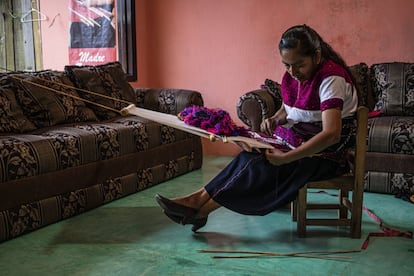 Francisca Pérez, una artesana textil de San Andréz Larráinzar, Chiapas, cuenta cómo su madre le enseñó a tejer desde los 9 años, posteriormente aprendió otras técnicas de la mano de artesanas de su comunidad.