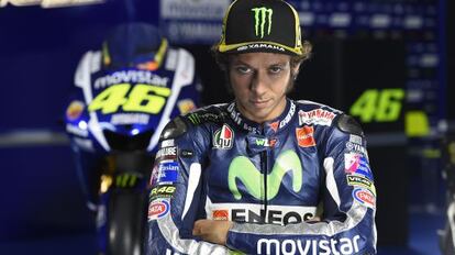 Valentino Rossi posa con su Yamaha.